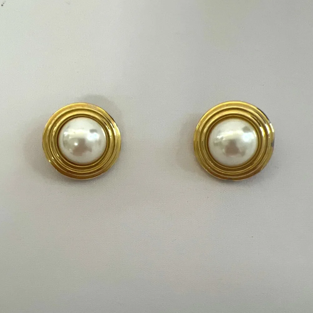 VTG Carolee Large Gold Tone Faux Mabe Pearl Button Clip On Earrings